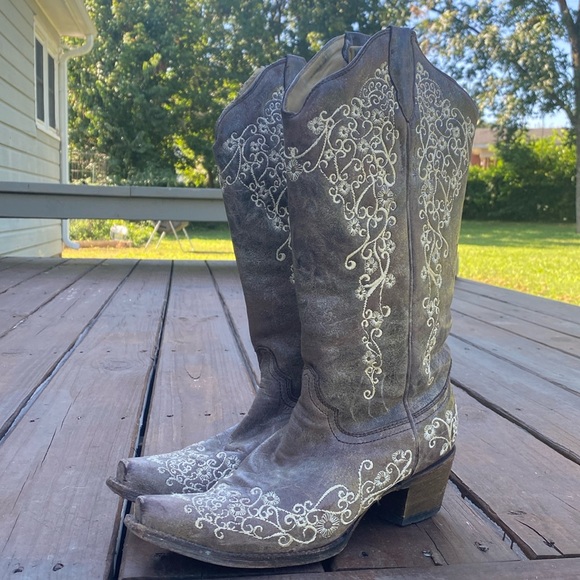 Corral Shoes - Women’s Corral Boots with Embroidered Flower Detail